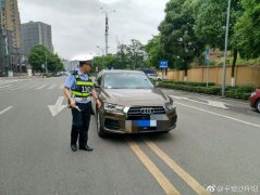 车主任性停在路中央 过往车辆行驶不便