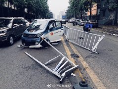 新手司机驾车开小差 撞坏三节护栏还得赔车