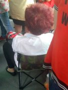 好机智！红发大妈自带折椅乘公交