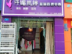 蹊跷！店铺玻璃门凌晨意外被砸