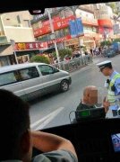 大爷横穿马路拦车  只因这件事