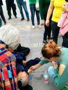 大爷突然晕倒在地   两位女子及时救助获赞