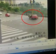 大爷逆行闯红灯 还抱怨对方不让行