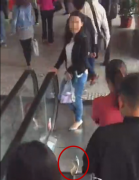 尴尬！女子鞋跟陷在电梯缝隙里