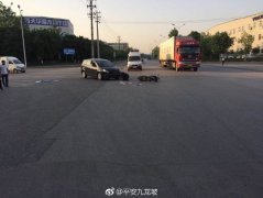 女子骑车压双黄线掉头 被直行车辆撞翻