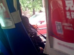 女子公交车窗旁“吞云吐雾”   竟是在吸烟