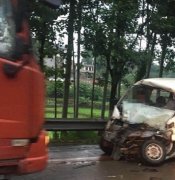 面包车与大货车相撞  车头面目前非