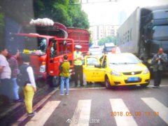 大货车突然失控  撞上出租后冲上了路边花台