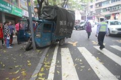 三轮车撞上路边电灯杆 罪魁祸首竟是它