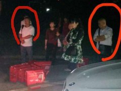 男子拿礼盒占车位   其他车辆无法停靠