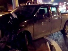 皮卡车“无人驾驶”出事故  车头撞成这样