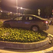 驾驶员低头玩手机  汽车开上路边花台