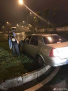 车速过快！男子将车开上隔离带