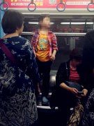 “熊孩子”脚踩座位站立玩耍    未见家长制止
