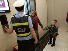 3岁小孩被困电梯近半小时  急得奶奶团团转