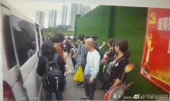 亲戚蹭车喝喜酒 核载9人的车上竟挤了13人