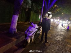 尴尬！酒驾靠边停车还假装通话