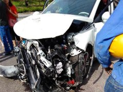 两车十字路口相撞  现场一片狼藉