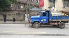 货车超宽撞上电杆 这么拉货安全吗？