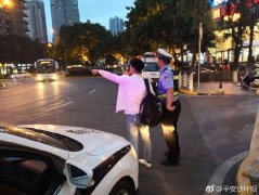 小伙公交上拿出钱包抛来玩耍  结果抛出窗外