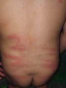 家中小孩不听话被长辈打 母亲心疼不已