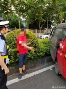 新手司机调头过度紧张  “骑”上花坛