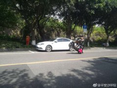 小伙公路上骑摩托放飞自我＂耍杂技＂