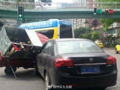 电动车加速闯红灯  急转弯翻车栽了