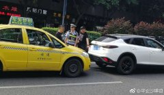 “新手”出租车司机学“老司机”强行超车 结果悲剧了