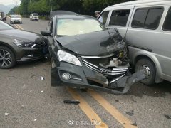 双黄线掉头、未保持安全车距  这辆车被挤成夹心饼