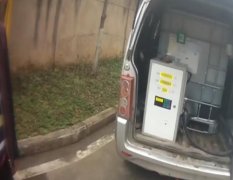 面包车变身“移动加油站”男子明码标价卖汽油