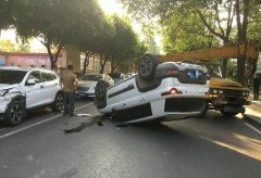 白色SUV四脚朝天躺在路上  油洒一地