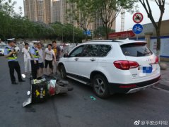 省略“起步三要素” 小伙开车撞翻摩托车