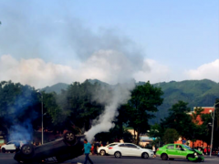 轿车出租车相撞 轿车四脚朝天冒浓烟