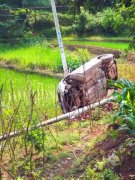 私家车飞出道路撞断电线杆 90度侧立田坎