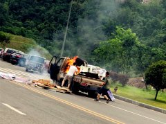 小货车路上起火 车上还有明火冒出