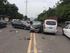 双黄线视若无睹  违规掉头出事故