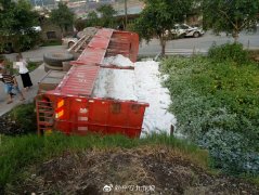 聊天吹牛没看路 大货车轮胎轮胎坠坑引侧翻