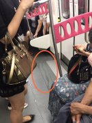 女子车厢内给孩子把尿  尿流一地