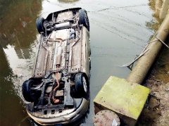 小轿车撞坏护栏 四脚朝天躺河中