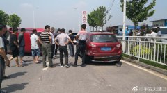 女司机开车化妆 致车辆侧翻