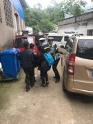 老人突发疾病 倒在路边