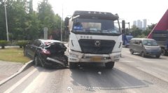 为赶时间轿车违规调头 撞上罐车被拖行数米