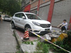 错车展现＂神操作＂ 撞上燃气设备箱新车受损