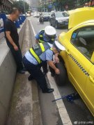 出租司机开车途中 突遇爆胎