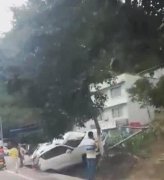 越野车驶出道路  歪歪斜斜地停在路边