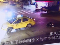 男子酒醉任性躺地 被出租车撞上