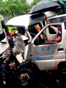 两车雨中相撞 两车头变形有司机被困车内