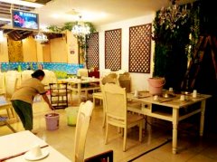 食客正吃着火锅  楼顶竟突然漏水