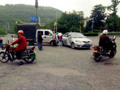 小货车和轿车当街相撞 轿车车门凹陷